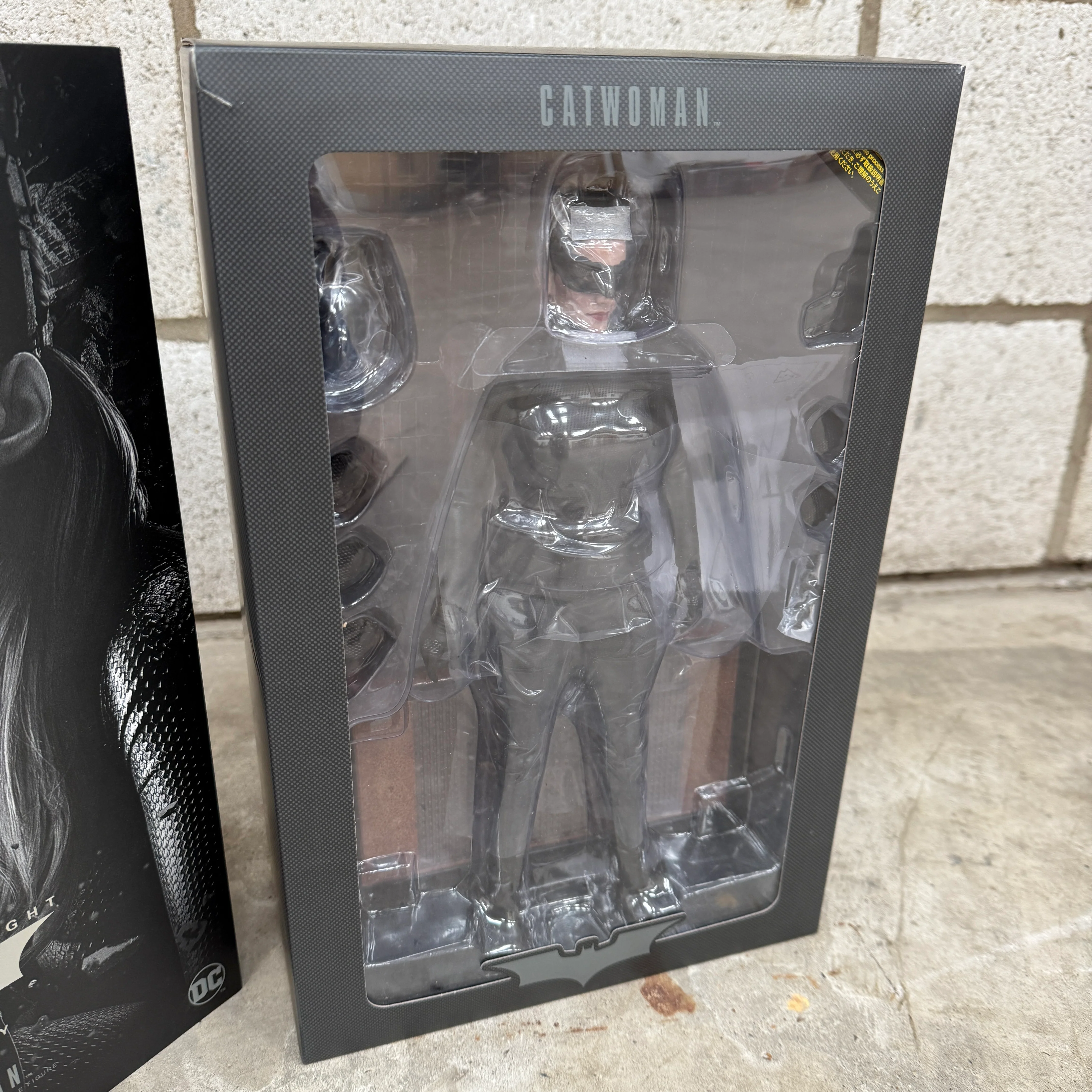 Hot Toys The Dark Knight Trilogy Catwoman MMS627  1/6 Scale Figure - Image 2