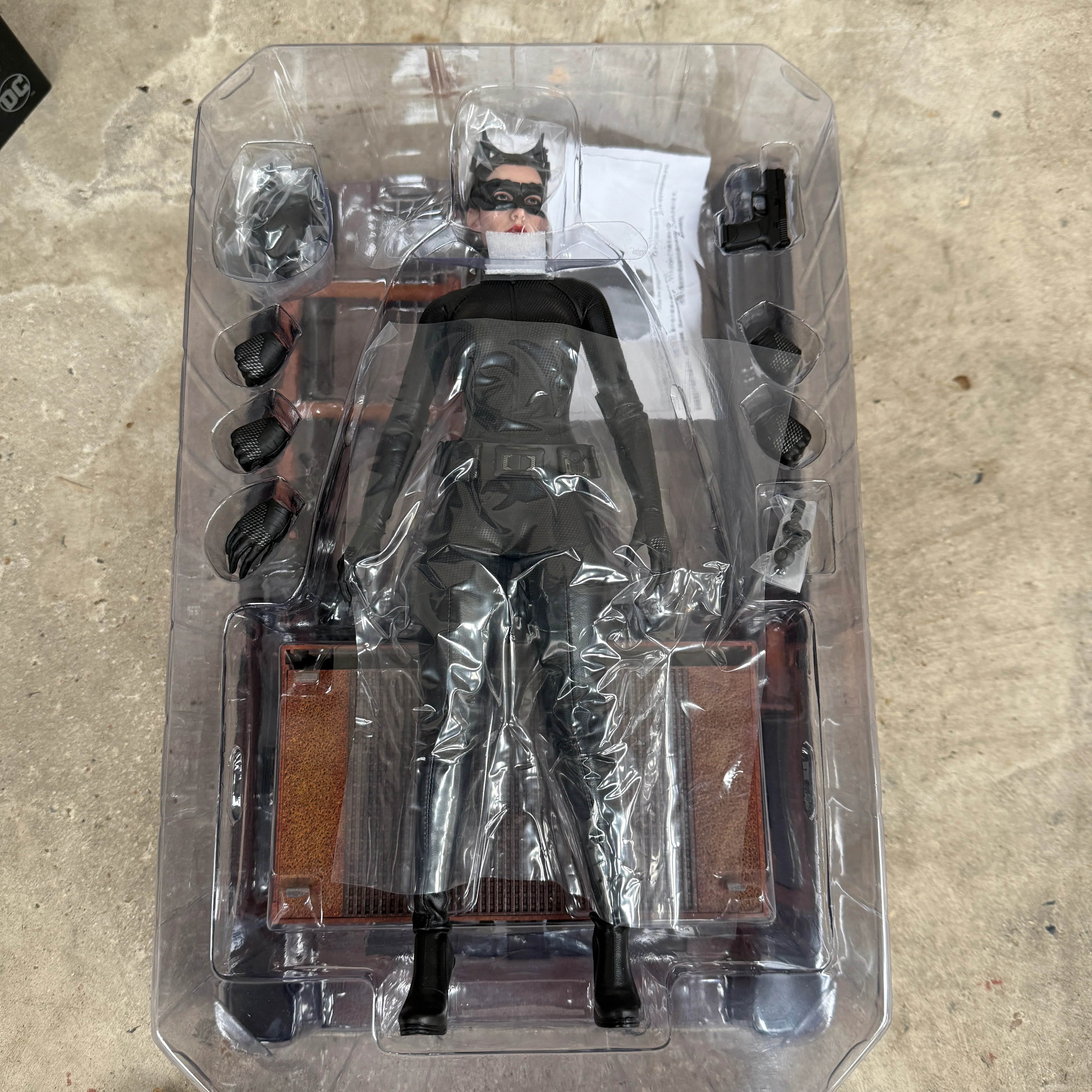 Hot Toys The Dark Knight Trilogy Catwoman MMS627  1/6 Scale Figure - Image 3
